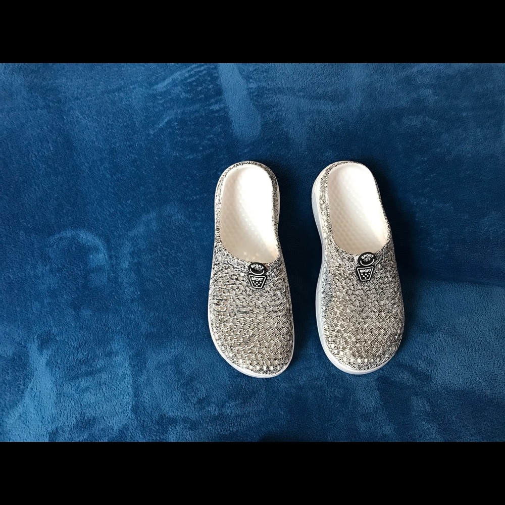 Garden clog wide width, worn once